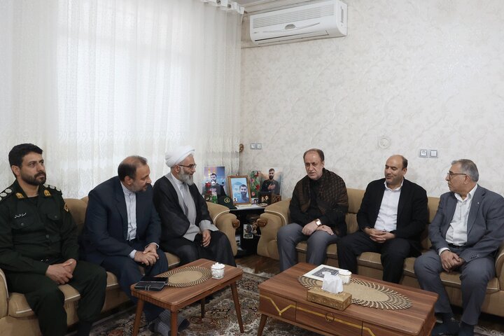 دیدار حاجی بابایی با خانواده شهیدان شیراوند و مومیوند