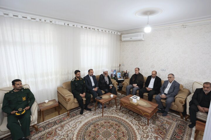 دیدار حاجی بابایی با خانواده شهیدان شیراوند و مومیوند
