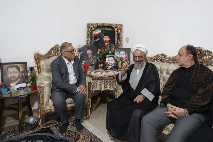 دیدار حاجی بابایی با خانواده شهیدان شیراوند و مومیوند