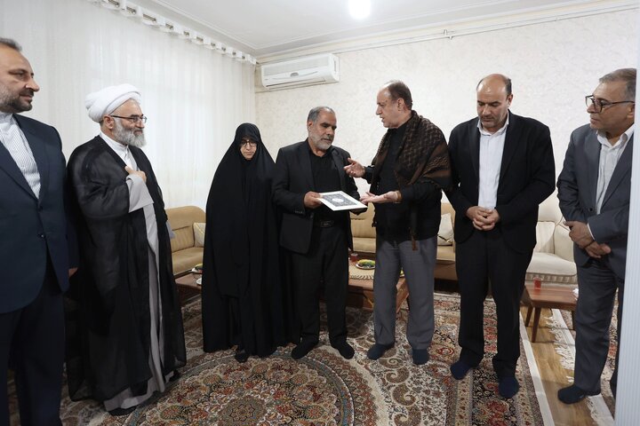 دیدار حاجی بابایی با خانواده شهیدان شیراوند و مومیوند