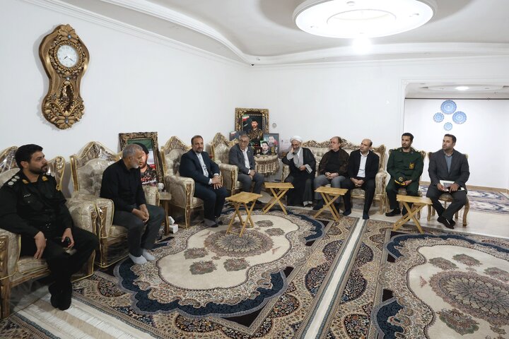 دیدار حاجی بابایی با خانواده شهیدان شیراوند و مومیوند