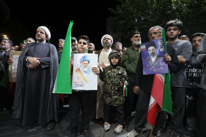 حاجی بابایی در جمع مردم انقلابی نهاوند