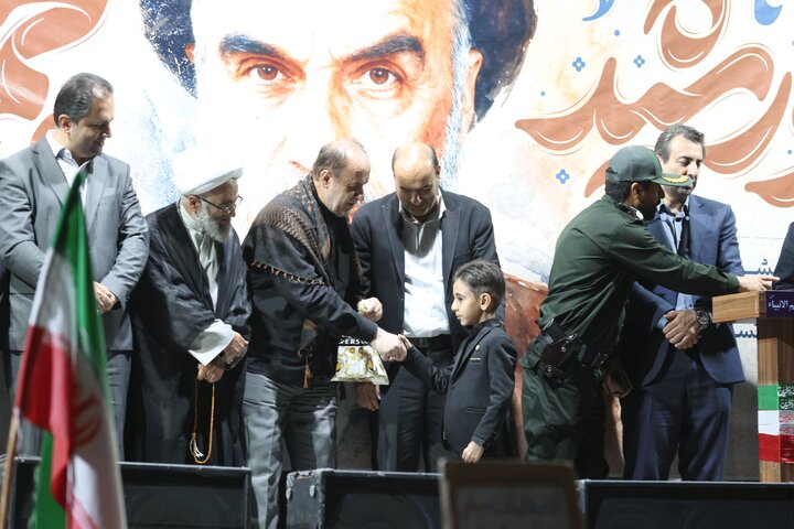 حاجی بابایی در جمع مردم انقلابی نهاوند