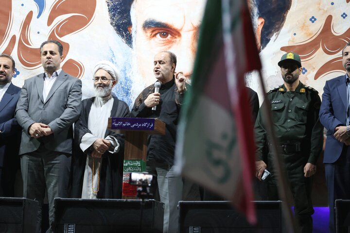 حاجی بابایی در جمع مردم انقلابی نهاوند