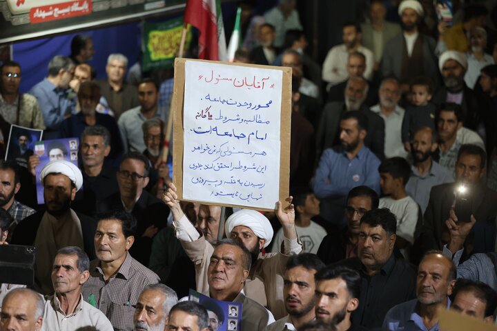 حاجی بابایی در جمع مردم انقلابی نهاوند