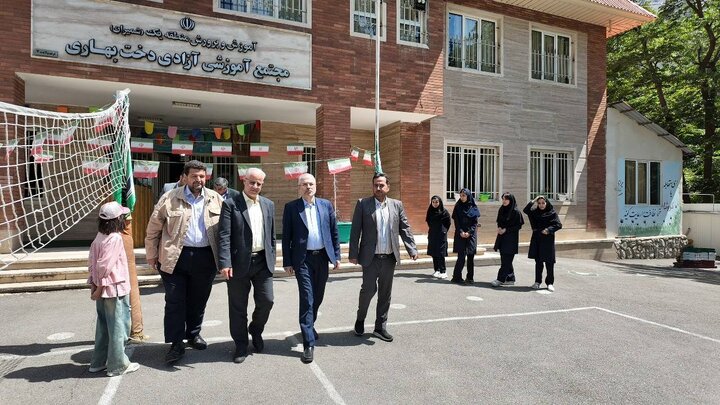 فلسفی از مدرسه آزادی‌دخت بهاری اوشان بازدید کرد