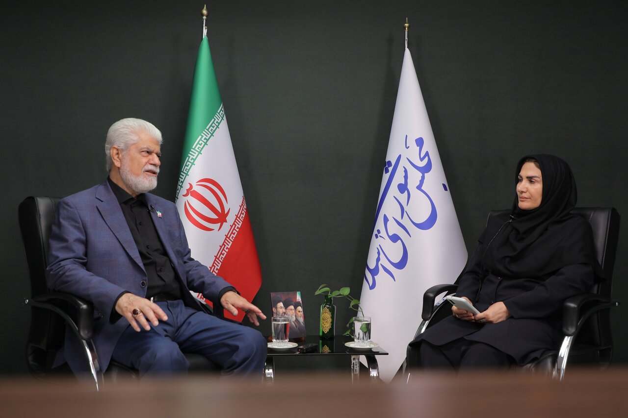 جنگ ترکیبی علیه نخبگان و مراکز علمی کشور/ ارتباط نزدیک با رهبر شهید و ارسال نامههای محرمانه در حوزه سلامت/ شوک ۷۰ درصدی هزینههای سلامت به مردم/ مطالبه ۱۵۰ همت برای کاهش سهم پرداختی بیماران/ اقدامات جدی کمیسیون برای حل مشکلات دارو و تجهیزات پزشکی