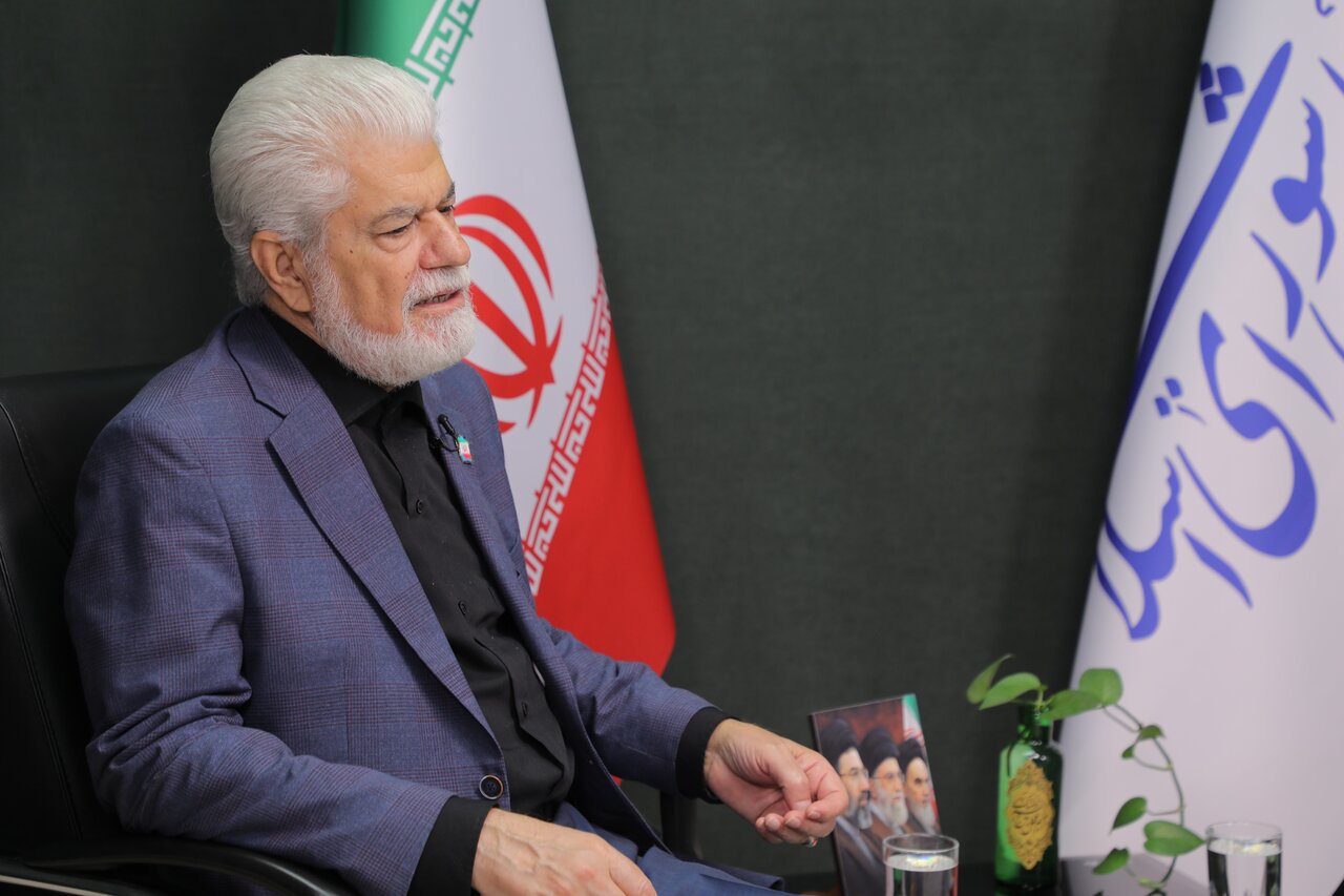 جنگ ترکیبی علیه نخبگان و مراکز علمی کشور/ ارتباط نزدیک با رهبر شهید و ارسال نامههای محرمانه در حوزه سلامت/ شوک ۷۰ درصدی هزینههای سلامت به مردم/ مطالبه ۱۵۰ همت برای کاهش سهم پرداختی بیماران/ اقدامات جدی کمیسیون برای حل مشکلات دارو و تجهیزات پزشکی