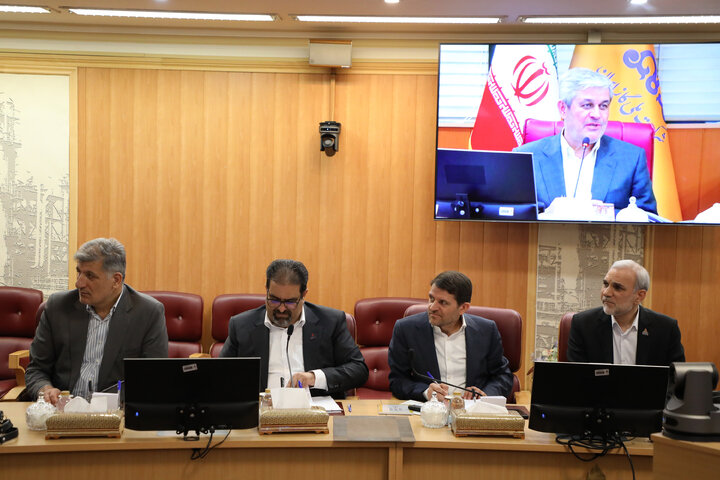 نشست کمیسیون برنامه و بودجه مجلس با مدیرعامل شرکت ملی پالایش و پخش فرآورده های نفتی