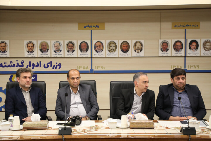 نشست مشترک کمیسیون امور داخلی کشور و شوراهای مجلس با وزیر صنعت، معدن و تجارت