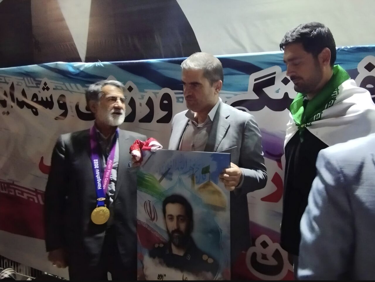 اهدای مدال قهرمانی المپیک به خانواده شهید در فریمان