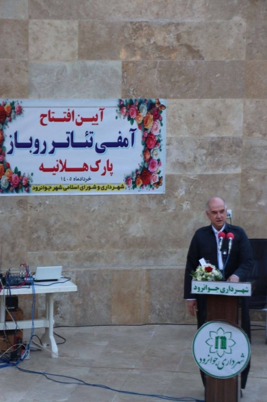 حضور یوسفی در مراسم افتتاح سالن آمفی‌تئاتر روباز هلانیه جوانرود/ صدور حواله سهمیه قیر مازاد به شهرداری های حوزه انتخابیه با پیگیری های نماینده اورامانات