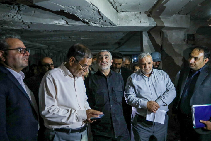 بازدید نایب رئیس مجلس شورای اسلامی از منزل مسکونی آسیب‌دیده در پی حمله موشکی به محلات