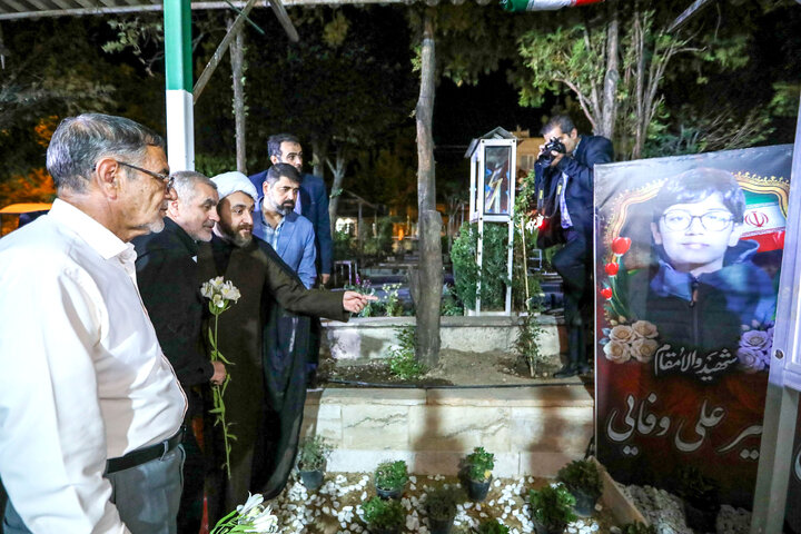 ادای احترام نایب رییس مجلس شورای اسلامی به شهدای محلات