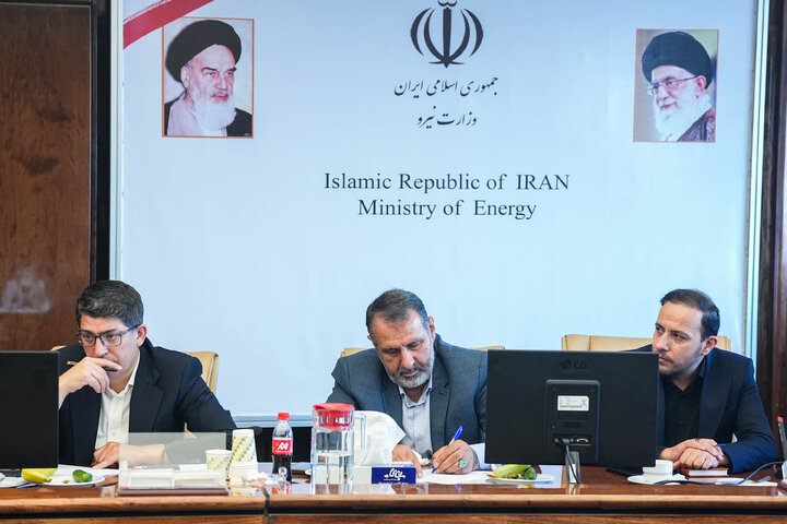 نشست کمیسیون صنایع و معادن با وزیر نیرو
