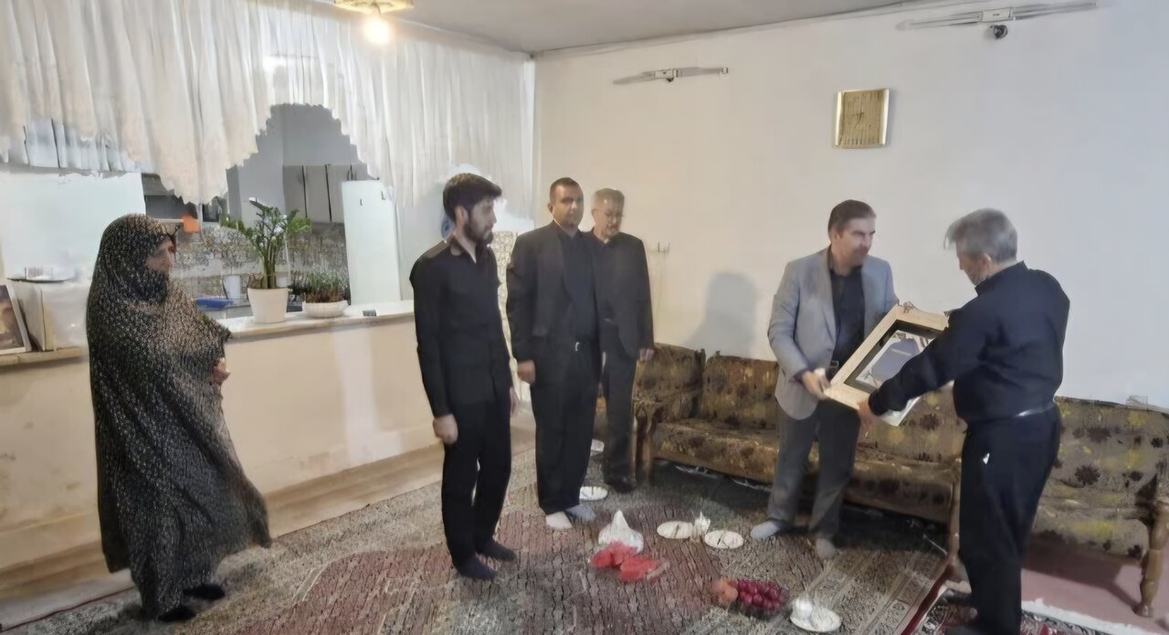 ادای احترام قاضی‌زاده هاشمی به خانواده شهید «مسعود ظریف‌اسان»