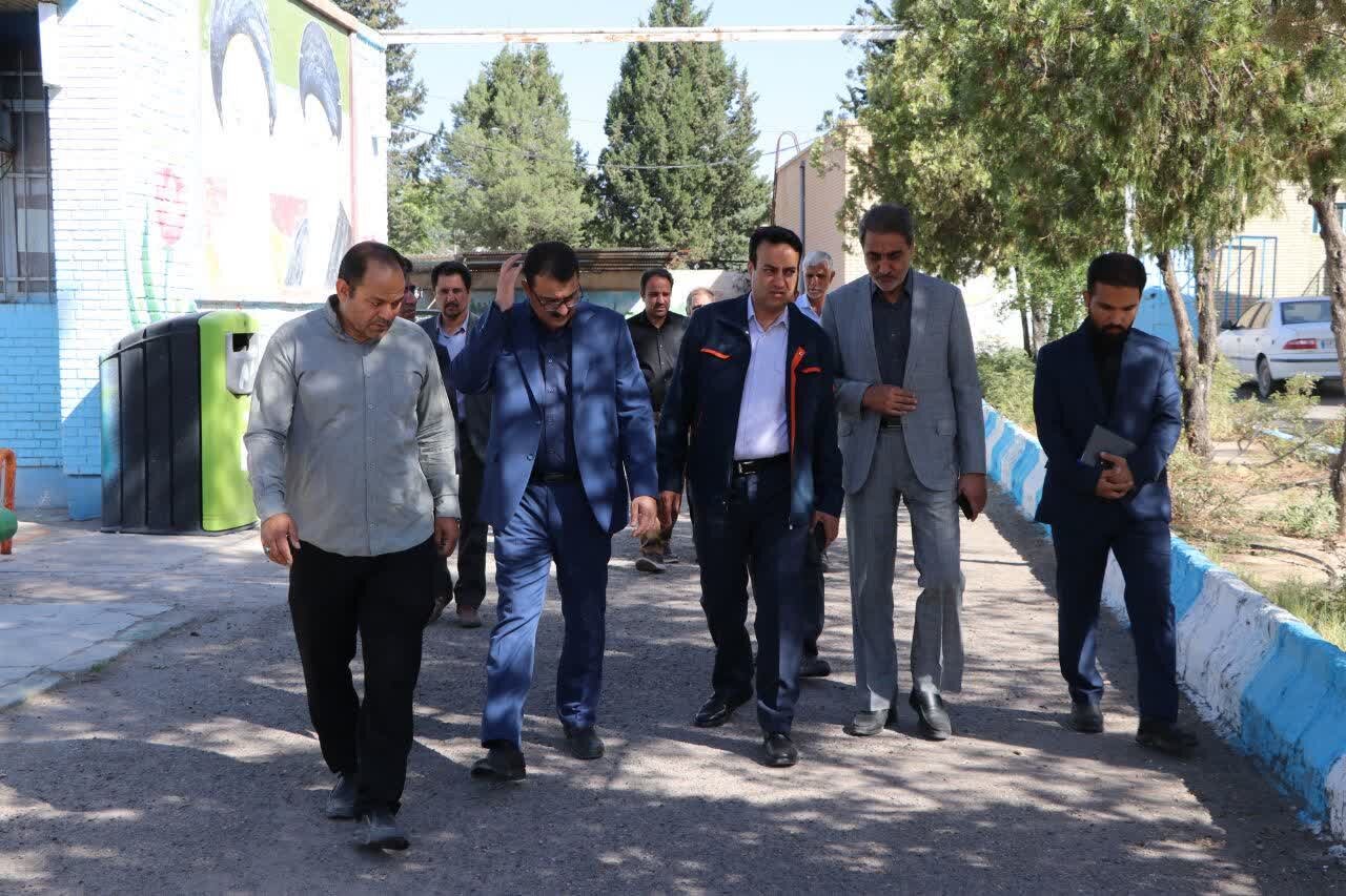 بازدید نویدی از کارگاههای آموزشی و ساختمان نیمهساز آموزشی ـ کارگاهی هنرستان شیخ احمد نجفی/ وضعیت زیرساختها، تجهیزات کارگاهی و روند آموزش هنرجویان مورد بررسی قرار گرفت