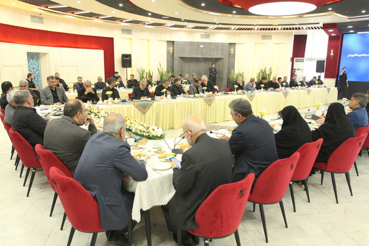 نشست مشترک کمیسیون اقتصادی مجلس با وزیر امور اقتصادی و مدیران عامل بانک ها