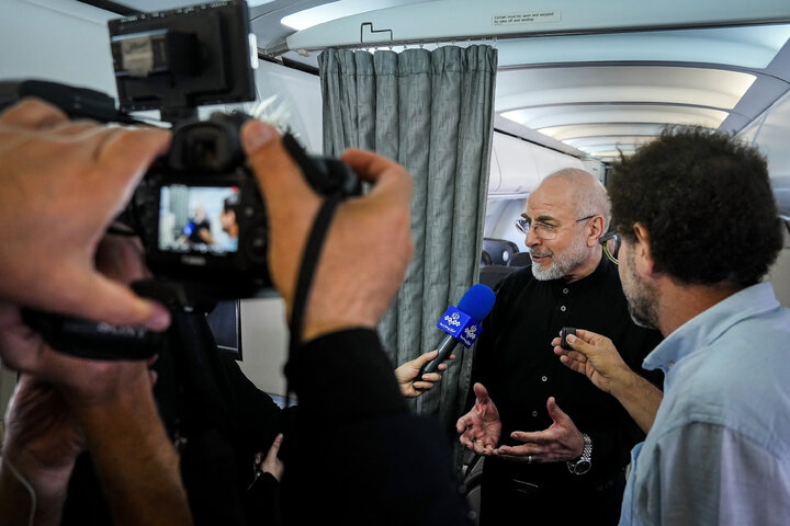 گفت‌وگوی دکتر قالیباف رئیس هیئت ایرانی «میناب ۱۶۸» با خبرنگاران در‌ هواپیما در بازگشت از سفر سوئیس
