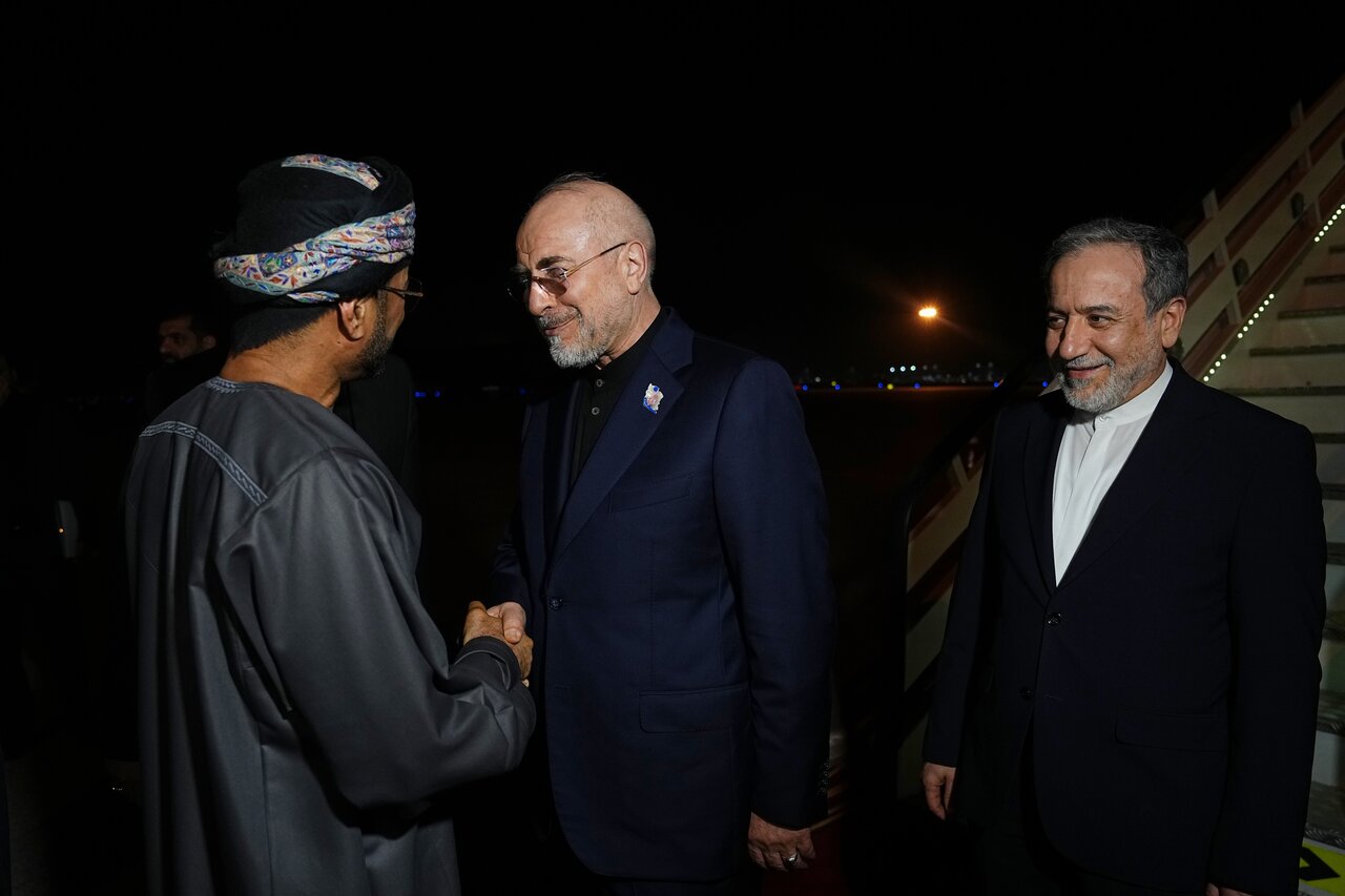 دکتر قالیباف با استقبال وزیر خارجه عمان وارد مسقط شد