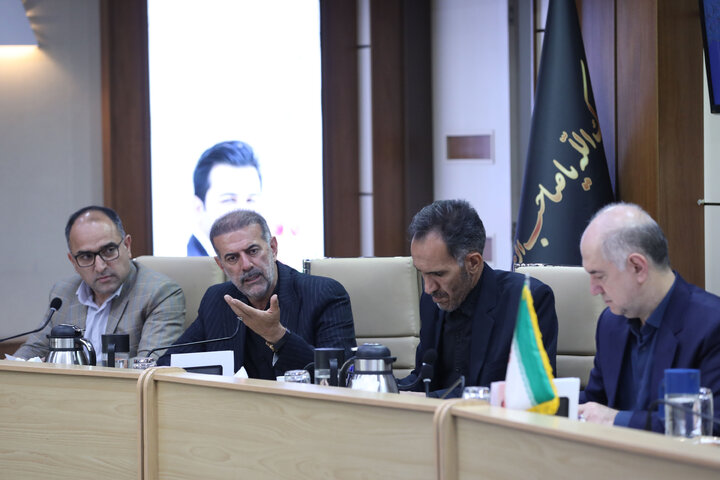 نشست کمیسیون امور داخلی کشور و شوراهای مجلس با وزیر بهداشت