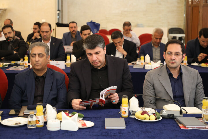 نشست مشترک کمیسیون اقتصادی مجلس با وزیر امور اقتصادی و مدیران عامل بانک ها