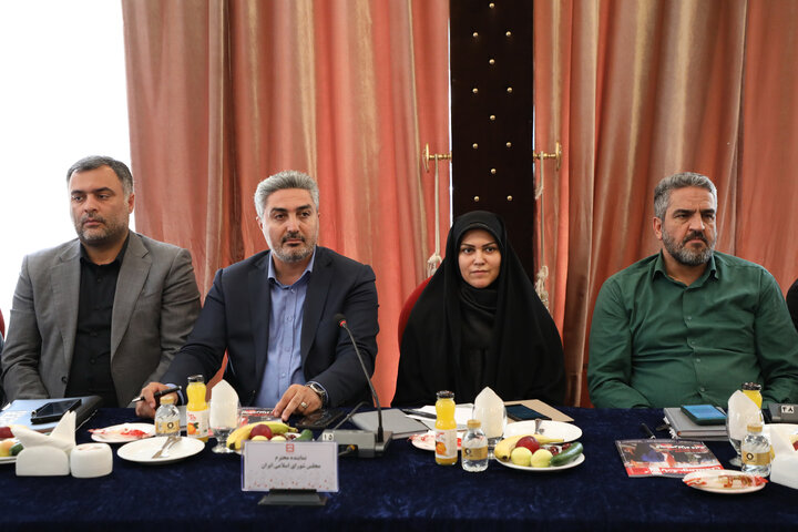 نشست مشترک کمیسیون اقتصادی مجلس با وزیر امور اقتصادی و مدیران عامل بانک ها