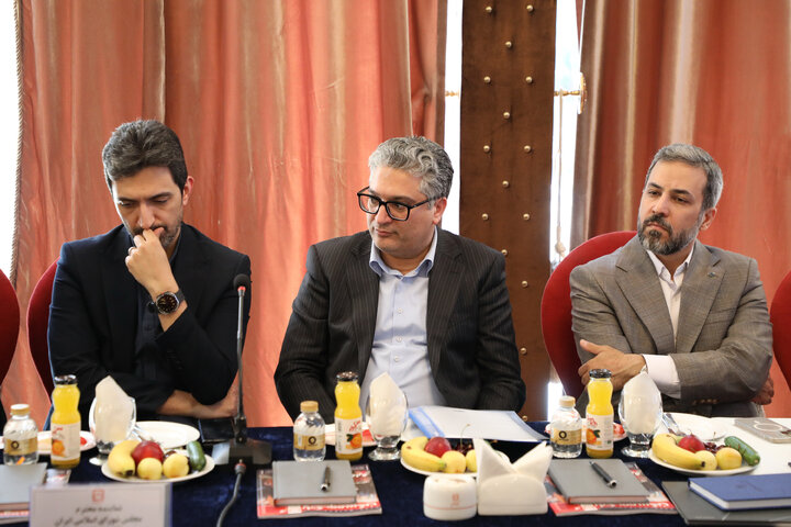 نشست مشترک کمیسیون اقتصادی مجلس با وزیر امور اقتصادی و مدیران عامل بانک ها