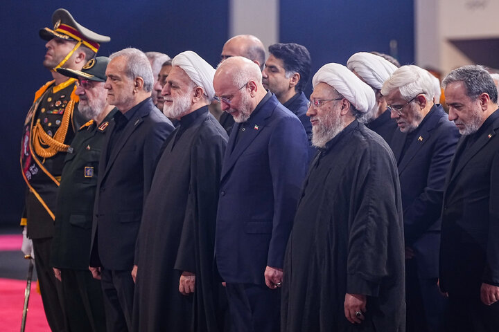 مراسم ادای احترام بر پیکر رهبر مجاهد شهید انقلاب