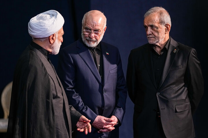 مراسم ادای احترام بر پیکر رهبر مجاهد شهید انقلاب