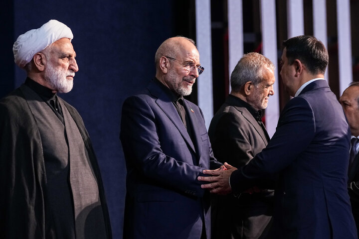 مراسم ادای احترام بر پیکر رهبر مجاهد شهید انقلاب
