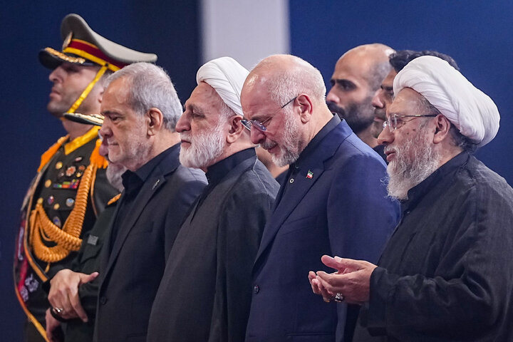 مراسم ادای احترام بر پیکر رهبر مجاهد شهید انقلاب