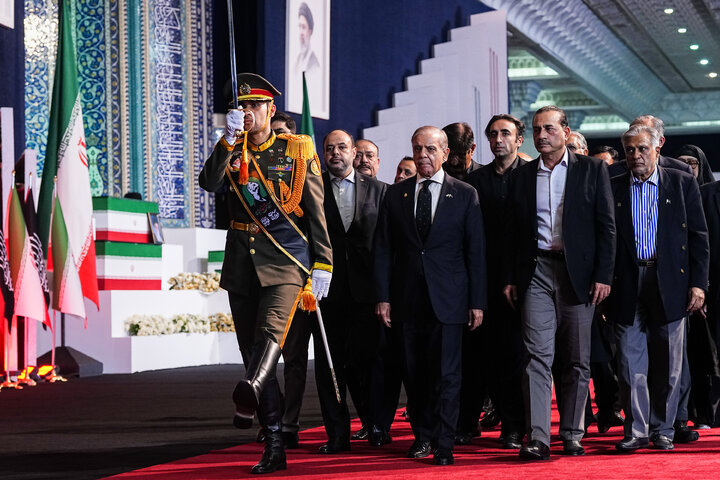 مراسم ادای احترام بر پیکر رهبر مجاهد شهید انقلاب