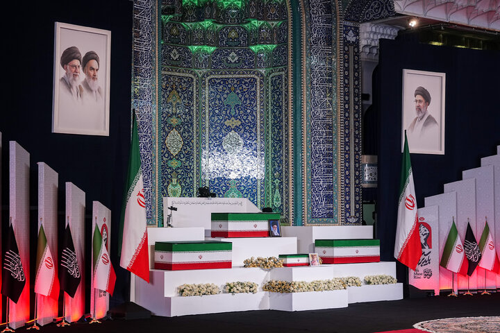 مراسم ادای احترام بر پیکر رهبر مجاهد شهید انقلاب