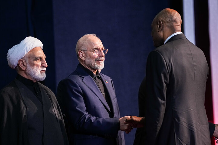 مراسم ادای احترام بر پیکر رهبر مجاهد شهید انقلاب