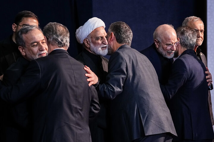 مراسم ادای احترام بر پیکر رهبر مجاهد شهید انقلاب