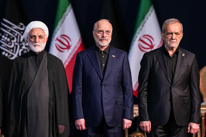 مراسم ادای احترام بر پیکر رهبر مجاهد شهید انقلاب