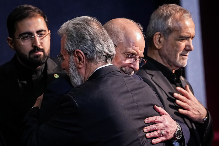 مراسم ادای احترام بر پیکر رهبر مجاهد شهید انقلاب