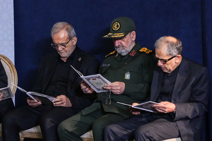 مراسم ادای احترام بر پیکر رهبر مجاهد شهید انقلاب