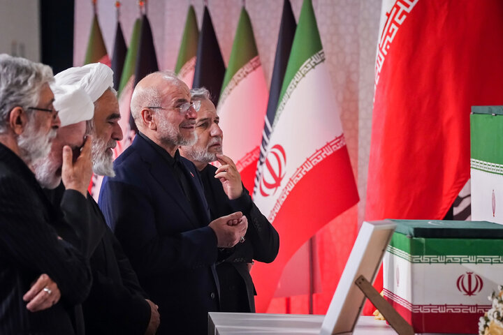 مراسم ادای احترام بر پیکر رهبر مجاهد شهید انقلاب