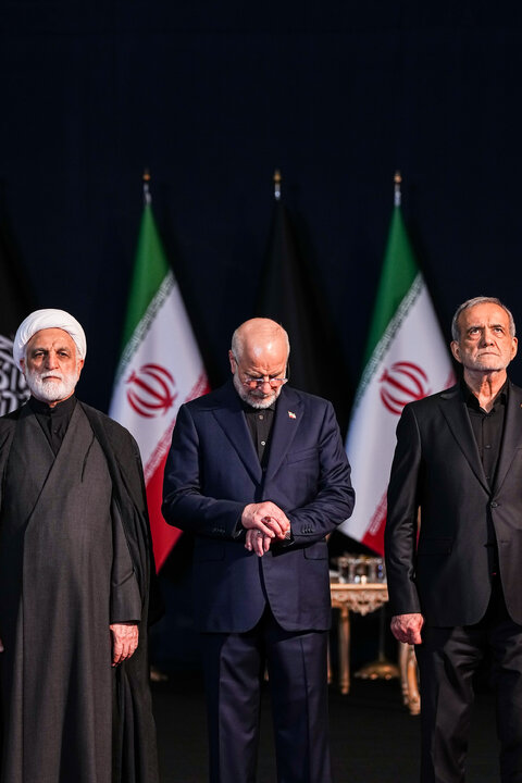 مراسم ادای احترام بر پیکر رهبر مجاهد شهید انقلاب