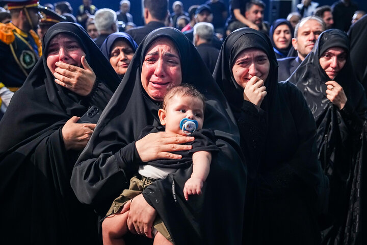 مراسم ادای احترام بر پیکر رهبر مجاهد شهید انقلاب