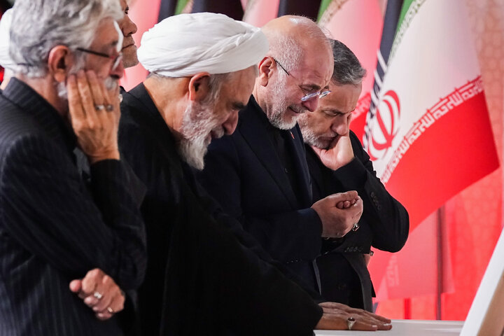 مراسم ادای احترام بر پیکر رهبر مجاهد شهید انقلاب