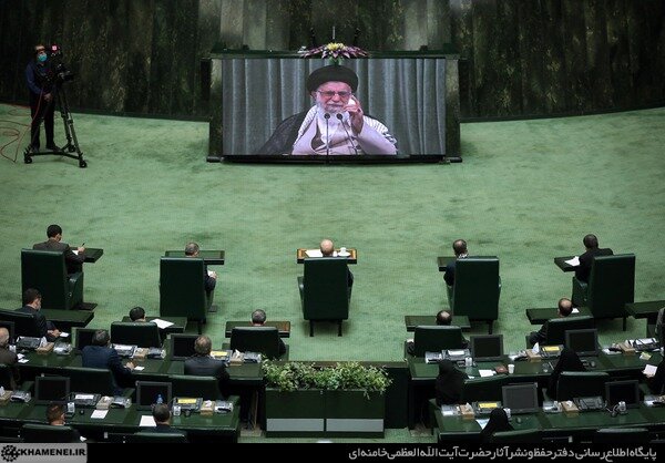 سیر تحول نقشه راه رهبر شهید برای مسئولیت الهی نمایندگی؛ از «قانون‌گذاری برای مصالح ملی» تا «پاسخگویی مجلس»