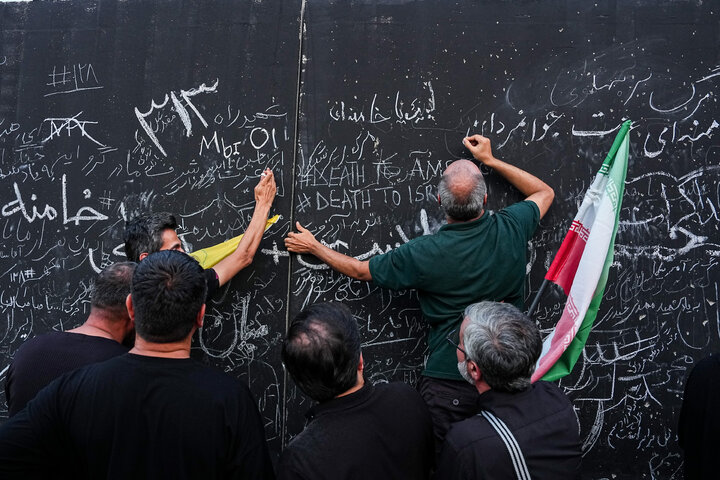 مراسم وداع با پیکر رهبر شهید انقلاب در مصلی تهران