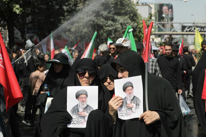 تشییع پیکر مطهر رهبر شهید انقلاب با حضور اقشار مختلف تهران