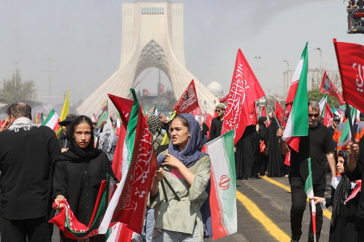 تشییع پیکر مطهر رهبر شهید انقلاب با حضور اقشار مختلف تهران