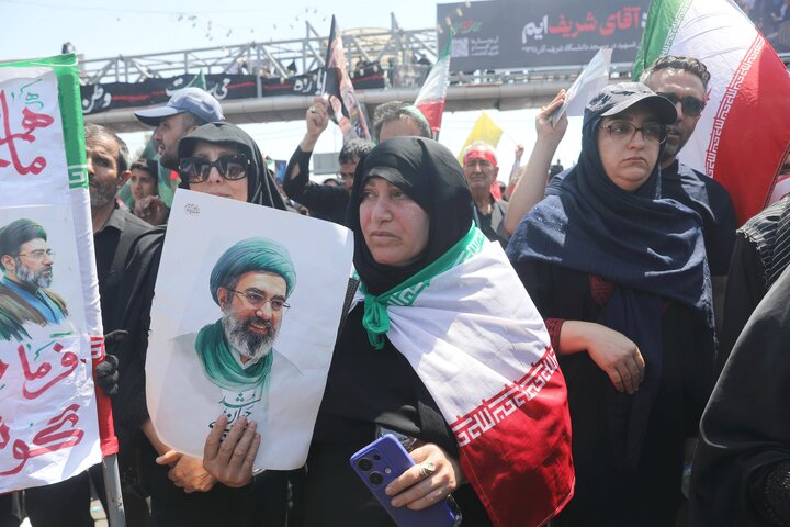 تشییع پیکر مطهر رهبر شهید انقلاب با حضور اقشار مختلف تهران