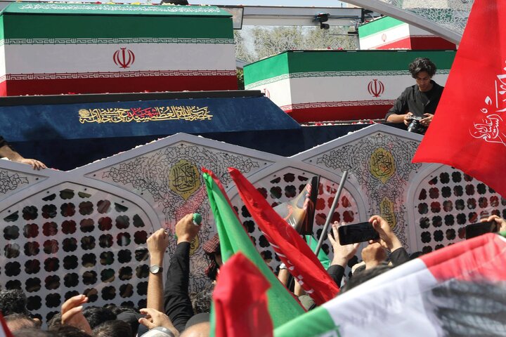 تشییع پیکر مطهر رهبر شهید انقلاب با حضور اقشار مختلف تهران