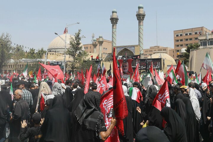 تشییع پیکر مطهر رهبر شهید انقلاب با حضور اقشار مختلف تهران
